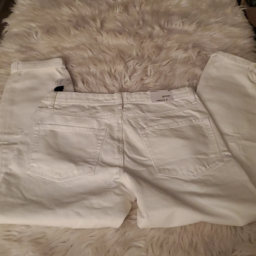 ~~Forever 21 White Ripped Boyfriend Jeans NWT – Size 29~~